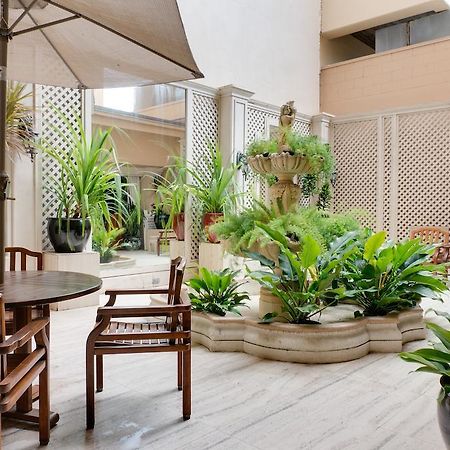 Aston Waikiki Beachside Hotel Exterior photo